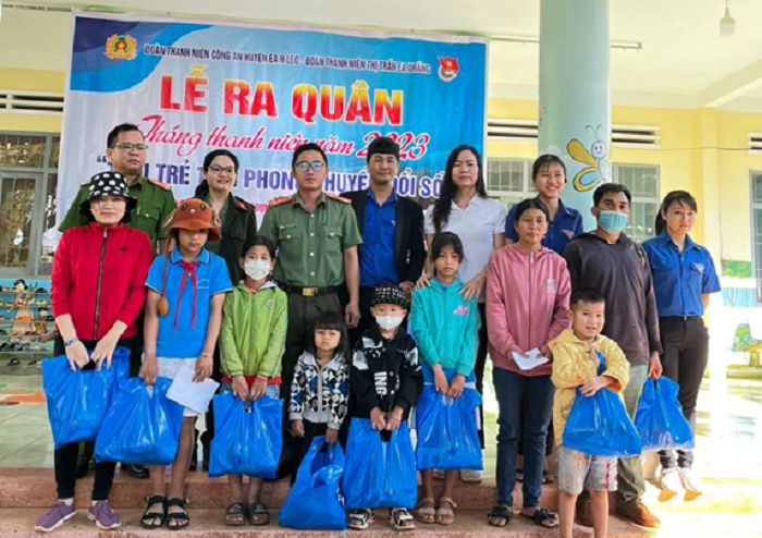 Doan vien, thanh nien cong an huyen phoi hop to chuc le ra quan 4